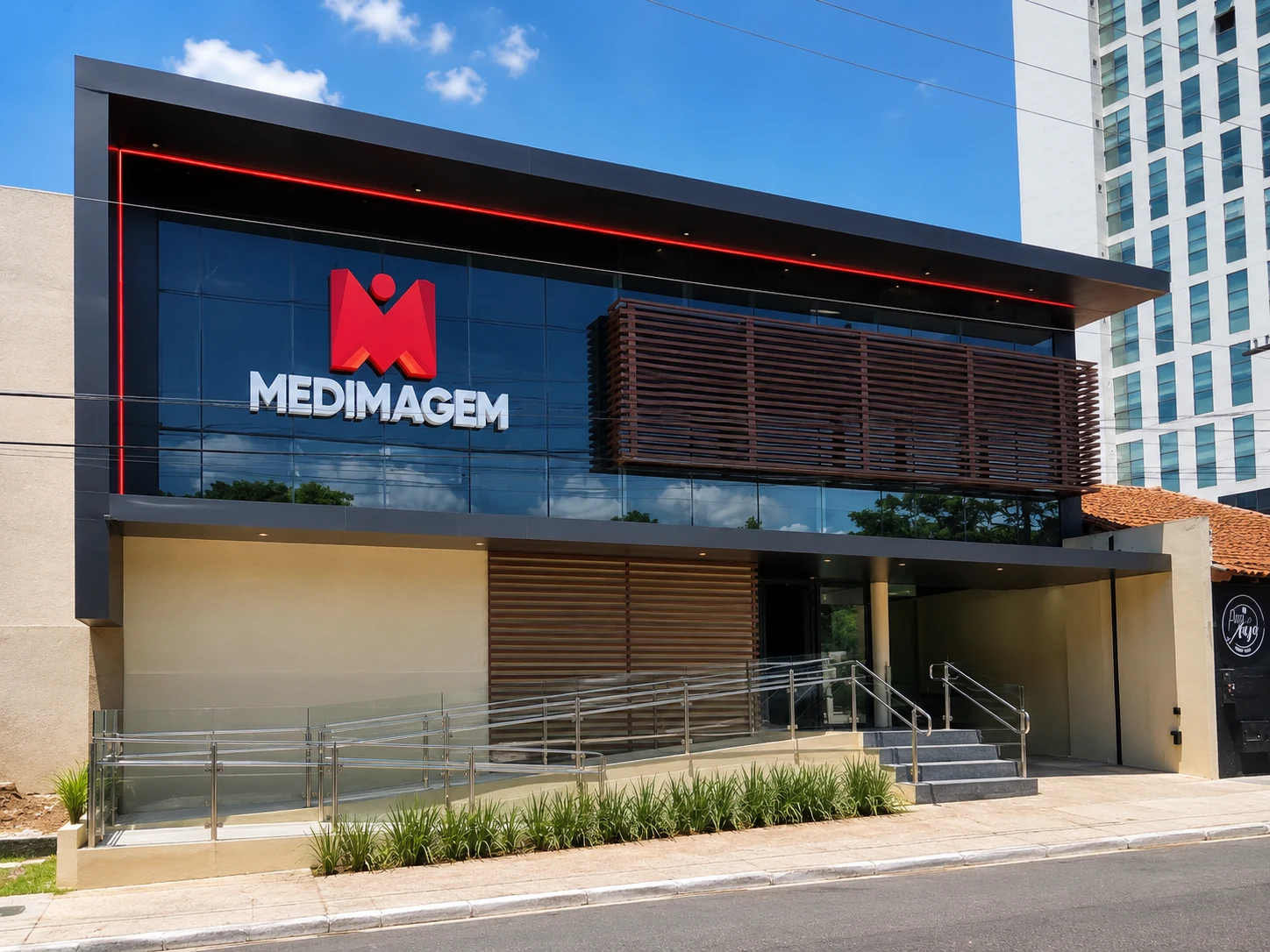 Fachada renovada da Medimagem, com acesso por rampa, na unidade Tirol em Natal